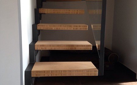 Scala in ferro con gradini in legno di bambù